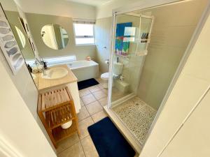 ein kleines Badezimmer mit Dusche und Waschbecken in der Unterkunft Waterfront Seafront cottage C3 in Swakopmund + 30 Fotos