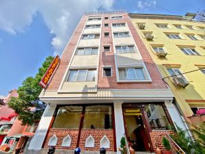 カトマンズにあるHotel Shivay Pvt ltdの前に看板がある高い建物