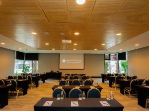 una sala de conferencias con mesas, sillas y una pantalla en Pullman Vina del Mar San Martin, en Viña del Mar 37 fotos más
