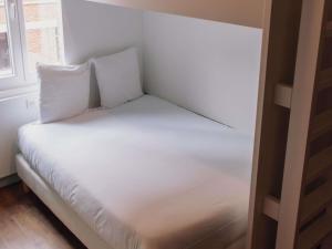 Postel nebo postele na pokoji v ubytování greet hotel Lille Gare Flandres - Groupe Accor