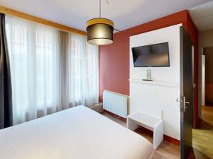 TV a/nebo společenská místnost v ubytování greet hotel Lille Gare Flandres - Groupe Accor