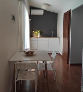 Η κουζίνα ή μικρή κουζίνα στο Cosy Garden Bungalow +6 φωτογραφίες