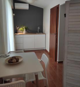 Η κουζίνα ή μικρή κουζίνα στο Cosy Garden Bungalow