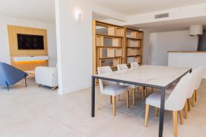 TV a/nebo společenská místnost v ubytování Radisson Blu Aruba