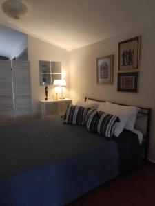 Ένα ή περισσότερα κρεβάτια σε δωμάτιο στο Cosy Garden Bungalow