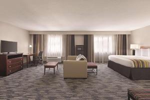 a hotel room with a bed and a desk at Country Inn & Suites by Radisson, Abingdon, VA in Abingdon