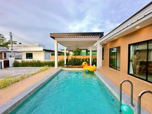 Bazén v ubytování Privacy Pool Villa Pattaya nebo v jeho okolí