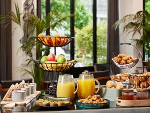 アテネにあるAthens Capital Suites-MGallery Collectionのテーブルの上に並んだ食べ物と飲み物のビュッフェ