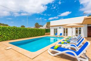 Villa Betty في كالا إن بلانيس: مسبح مع كراسي صالة ومظلة