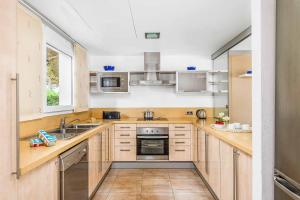 Villa Betty في كالا إن بلانيس: مطبخ مع حوض وموقد