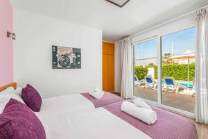 Villa Betty في كالا إن بلانيس: غرفة نوم بسرير كبير مع مخدات ارجوانية وبيضاء +31 صورة