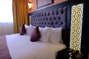 Een bed of bedden in een kamer bij Washington Hotel
