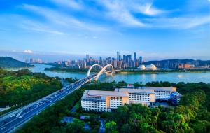 南宁荔园维景国际大酒店的城市空中景色,河流上方有一座桥