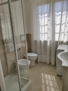 a bathroom with a shower and a toilet and a sink at Villa Dune - Centrale - Immobil Relax in Lido di Jesolo