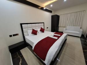 Postel nebo postele na pokoji v ubytování Hotel MKG Inn Club and Bar Jaipur