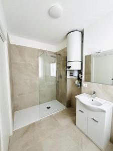a bathroom with a shower and a sink at Villa Dune - Centrale - Immobil Relax in Lido di Jesolo