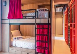 Postel nebo postele na pokoji v ubytování SocialTel Koh Samui