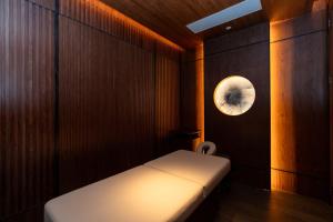 Una cama o camas en una habitación de Vignette Collection Shanghai Snow World Hotel by IHG