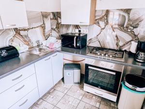 Kuchyňa alebo kuchynka v ubytovaní LTE Apartments