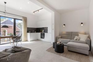 un salon avec un canapé et une table dans l'établissement Luxus-Ferienwohnung DS11, à Fehmarn