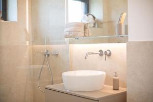 une salle de bain avec lavabo et douche dans l'établissement Luxus-Ferienwohnung DS11, à Fehmarn 19 autres photos