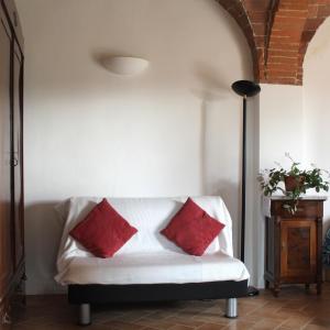 カパンノリにあるBio B&B La Fanciullacciaの白いソファ(赤い枕付)