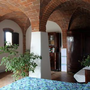 uma sala de estar com uma parede de tijolos e uma mesa em Bio B&B La Fanciullaccia em Capannoli