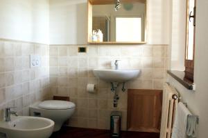 a bathroom with a toilet and a sink at La Fanciullaccia in Capannoli