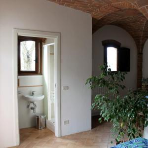 カパンノリにあるBio B&B La Fanciullacciaのバスルーム(洗面台、鏡付)