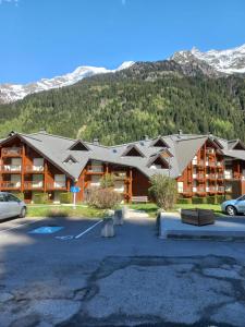 een grote lodge met bergen op de achtergrond bij Sur le TMB Les Contamines in Les Contamines-Montjoie