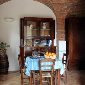 uma sala de jantar com uma mesa com uma taça de fruta em Bio B&B La Fanciullaccia em Capannoli