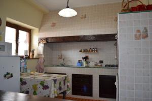 una cucina con lavello e fornello forno superiore di baita oscar a Camigliatello Silano