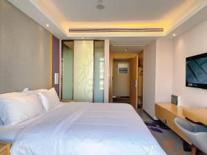 Letto o letti in una camera di Lavande Hotel Shenzhen International Convention and Exhibition Center Fuhai West Subway Station