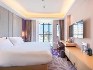 Letto o letti in una camera di Lavande Hotel Shenzhen International Convention and Exhibition Center Fuhai West Subway Station