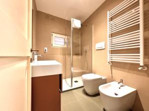 锡耶纳Pellegrini- Behind the Cathedral的带水槽、马桶和淋浴的浴室