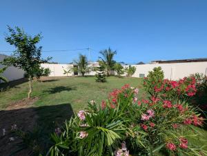 a garden with pink flowers in a yard at Villa La Balinaise in Lomé