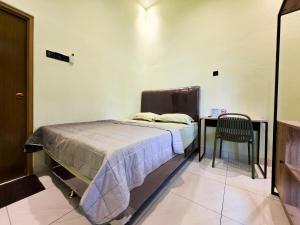 AlastuwoにあるGreen Living Homeのベッドと椅子のある病室