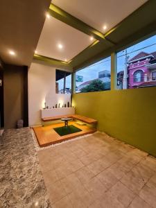 AlastuwoにあるGreen Living Homeの大きな窓とテーブルのあるリビングルーム