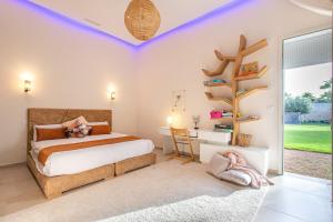 une chambre avec un lit et une étagère dans l'établissement Villa Safiya, Piscine Chauffée & jeux, à Marrakech 53 autres photos