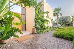 un jardin avec des plantes et un bâtiment dans l'établissement Villa Safiya, Piscine Chauffée & jeux, à Marrakech