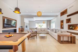 un salon avec une table de billard dans l'établissement Villa Safiya, Piscine Chauffée & jeux, à Marrakech