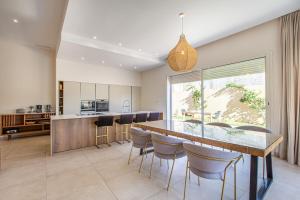 une cuisine et une salle à manger avec une grande table et des chaises dans l'établissement Villa Safiya, Piscine Chauffée & jeux, à Marrakech