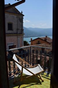 een stoel bovenop een balkon bij Vesto VISTA in Marone