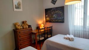 een slaapkamer met een tafel en een bureau met teddyberen bij Vesto VISTA in Marone