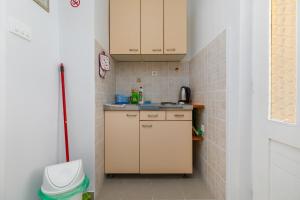 Kuchyňa alebo kuchynka v ubytovaní Apartments by the sea Mimice, Omis - 18149 + 23 fotografií