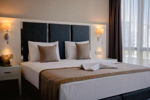 Postel nebo postele na pokoji v ubytování Hotel MDF TELA Near IGI Airport Delhi