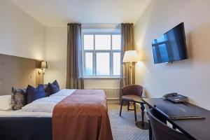 TV a/nebo společenská místnost v ubytování Hotel MDF TELA Near IGI Airport Delhi