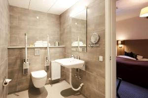 Koupelna v ubytování Hotel MDF TELA Near IGI Airport Delhi