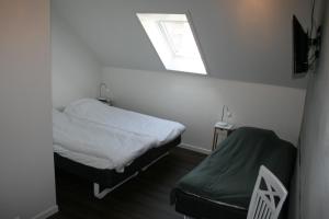 Postel nebo postele na pokoji v ubytování Visby Innerstad Lägenheter & Rum