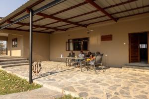 Patio nebo venkovní prostory v ubytování Rain Tree Camp